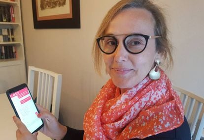 Magda Ramos, usuaria de Savia, usa la aplicación de salud digital desde su casa.