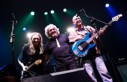 Rosendo, Ramiro y Tony, en febrero de 2010 en la sala Caracol de Madrid, en un concierto para invitados que celebró el disco tributo a su música 'Bajo la corteza'.