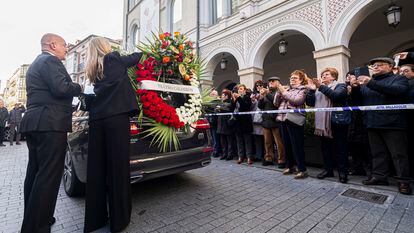 El coche fúnebre que transporta los restos mortales de Concha Velasco a su llegada a las inmediaciones de la Catedral de Valladolid este domingo.