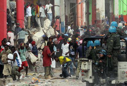 Los saqueos continuaron durante días, a pesar de la intervención de 'cascos azules' y otras fuerzas extranjeras en Puerto Príncipe.