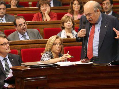 Artur Mas escucha al consejero de Economía, Andreu Mas-Colell, durante la sesión de control al Gobierno catalán.