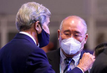 John Kerry habla con Xie Zhenhua en el último día de la cumbre del clima celebrada en Glasgow en noviembre de 2021. 