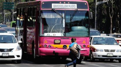 Autobús exclusivo para mujeres en Ciudad de México.