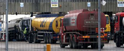 Camiones esperan para cargar gasolina en Kingsbury (Reino Unido)