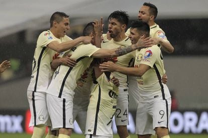 Los jugadores de América celebran un gol contra Pumas.