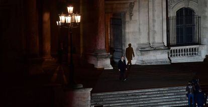 Macron antes de dirigirse a sus partidarios en la plaza del Louvre, este domingo.