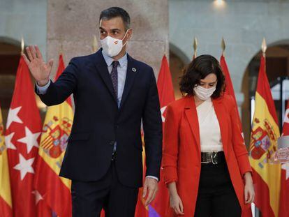 El presidente del Ejecutivo, Pedro Sánchez y la presidenta de la Comunidad de Madrid, Isabel Díaz Ayuso, se despiden después de ofrecer una rueda de prensa tras su reunión en la sede de la Presidencia regional, en Madrid (España), a 21 de septiembre de 2020.