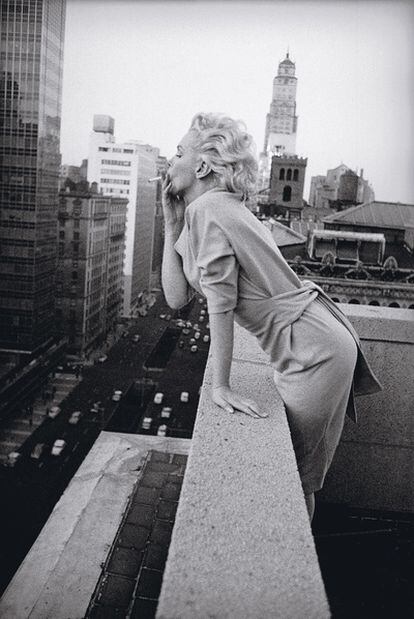 Marilyn Monroe, se encontraba sola y gritaba en silencio, a través de la escritura. Se desahogaba coqueteando con la idea de su muerte. El suicidio, que más tarde llegaría, ya le rondaba la cabeza.