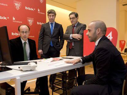 De pie, Josu Urrutia, a la izquierda, junto a Mario Fernández.