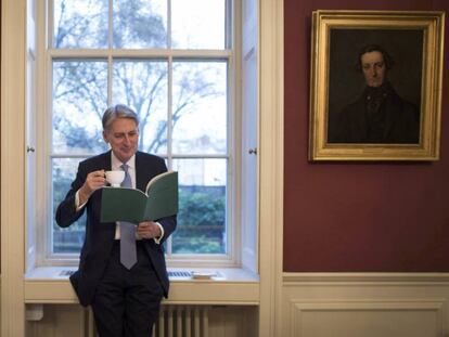 El canciller del Exchequer, Philip Hammond, revisa su informe en su despacho de Downing Street.