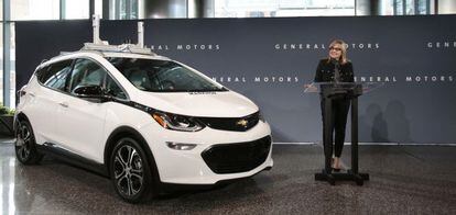 La presidenta y CEO de General Motors, Mary Barra, junto a un modelo de veh&iacute;culo aut&oacute;nomo Bolt.