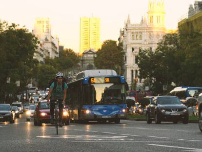 Un mensajero de Cleta sube por la calle de Alcal&aacute;. 