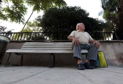 Un jubilado, sentado en un banco.