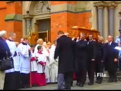 Imágenes de archivo de Adams en el funeral de una de las víctimas del IRA (2011).