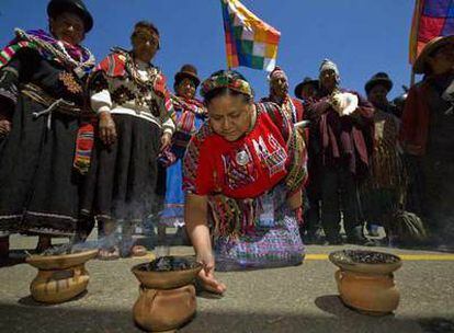 Rigoberta Menchú participa en un ritual durante la cumbre mundial indígena que se celebra en Bolivia.