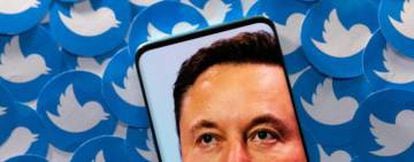 Imagen de Elon Musk en un smartphone, sobre un fondo de logos de Twitter.