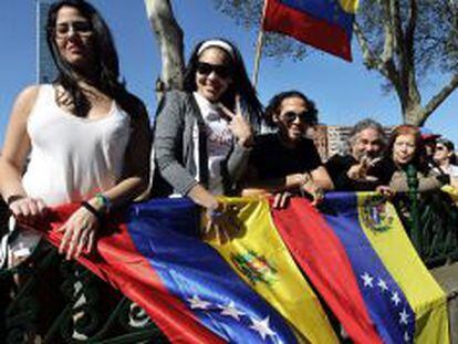 Un grupo de venezolanos residentes en Bilbao con banderas de su pais durante las elecciones presidenciales del pasado 14 de abril.