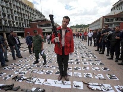 El ministro del Interior venezolano, Tareck El Aissami, sostiene un rifle durante una confiscaci&oacute;n de armas ilegales en 2009. 