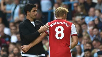 Mikel Arteta saluda a Odegaard en el partido entre el Arsenal y el Manchester City.