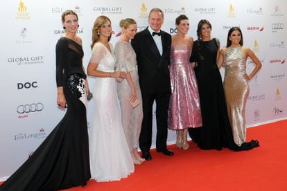 Bertín Osborne con su esposa, Fabiola Martinez, Maria Bravo, la actriz Eva Longoria y sus hijas Alejandra, Claudia y Eugenia Osborne en Marbella en 2014.
