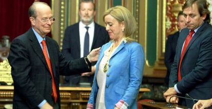 Ibon Areso le concede la medalla de Bilbao a Cristina Ruiz.