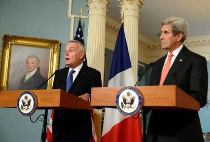 El ministro franc&eacute;s de Exteriores, Jean-Marc Ayrault (izquierda), junto a su hom&oacute;logo estadounidense, John Kerry.