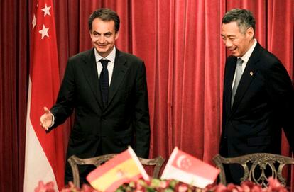 El presidente del Gobierno español, José Luis Rodríguez Zapatero, con el primer ministro de Singapur, Lee Hsien Loong, durante la firma de acuerdos en su visita al país