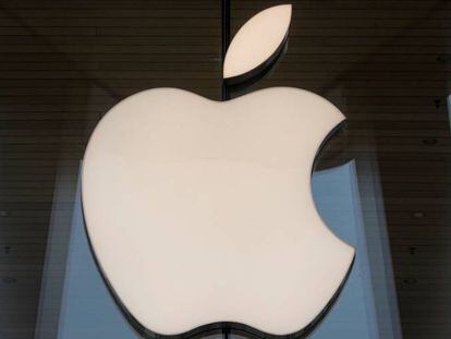 Logo de Apple en una e sus tiendas en Brooklyn, Nueva York.