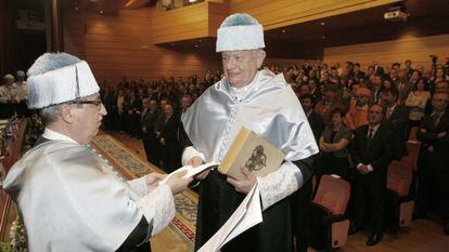 John Rutherford recibiendo el título de doctor honoris