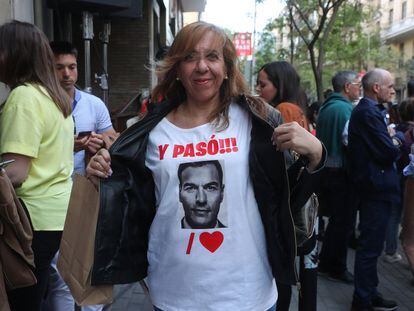Una simpatizante socialista muestra su camiseta de Pedro Sánchez frente a la sede del PSOE, en noviembre de 2022.