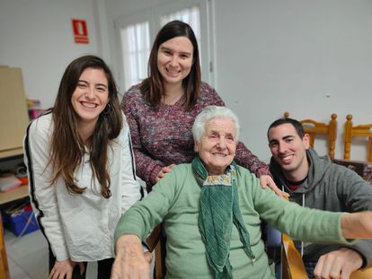 Ana del Valle, de 106 años, acompañada de sus nietos Alba, Verónica y David, en la localidad malagueña de Ronda.