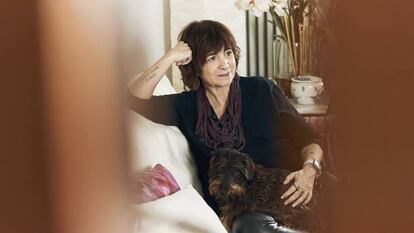 Rosa Montero, fotografiada en el salón de su casa de Madrid, situada junto al parque del Retiro, durante la entrevista.