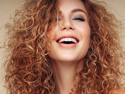 Conseguir una melena bonita y con rizos de aspecto natural es el objetivo del método 'Curly Hair'.