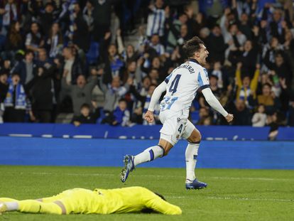 Zubimendi celebra el gol del empate contra el Alavés en Anoeta.