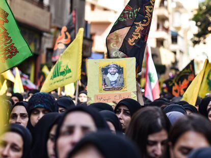 Una mujer sostiene la imagen un miliciano de Hezbol&aacute; muerto combatiendo en Siria, durante una concentraci&oacute;n el pasado domingo en Dahie, periferia de Beirut