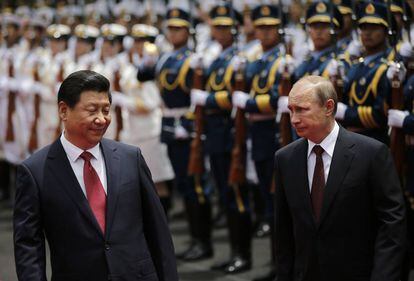 Xi Jinping (i) y Vladimir Putin, en mayo de 2014