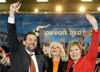 Mariano Rajoy, con Teófila Martínez (centro), y Celia Villalobos durante en mitín electoral. 