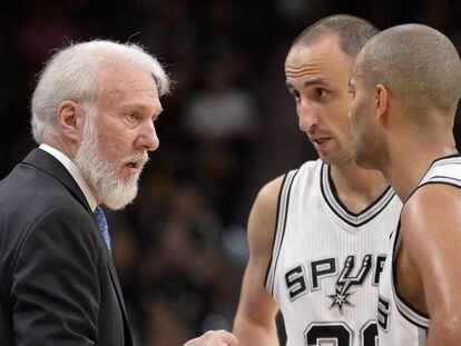 El entrenador Gregg Popovich de los San Antonio Spurs habla con Manu Ginobili y Tony Parker.