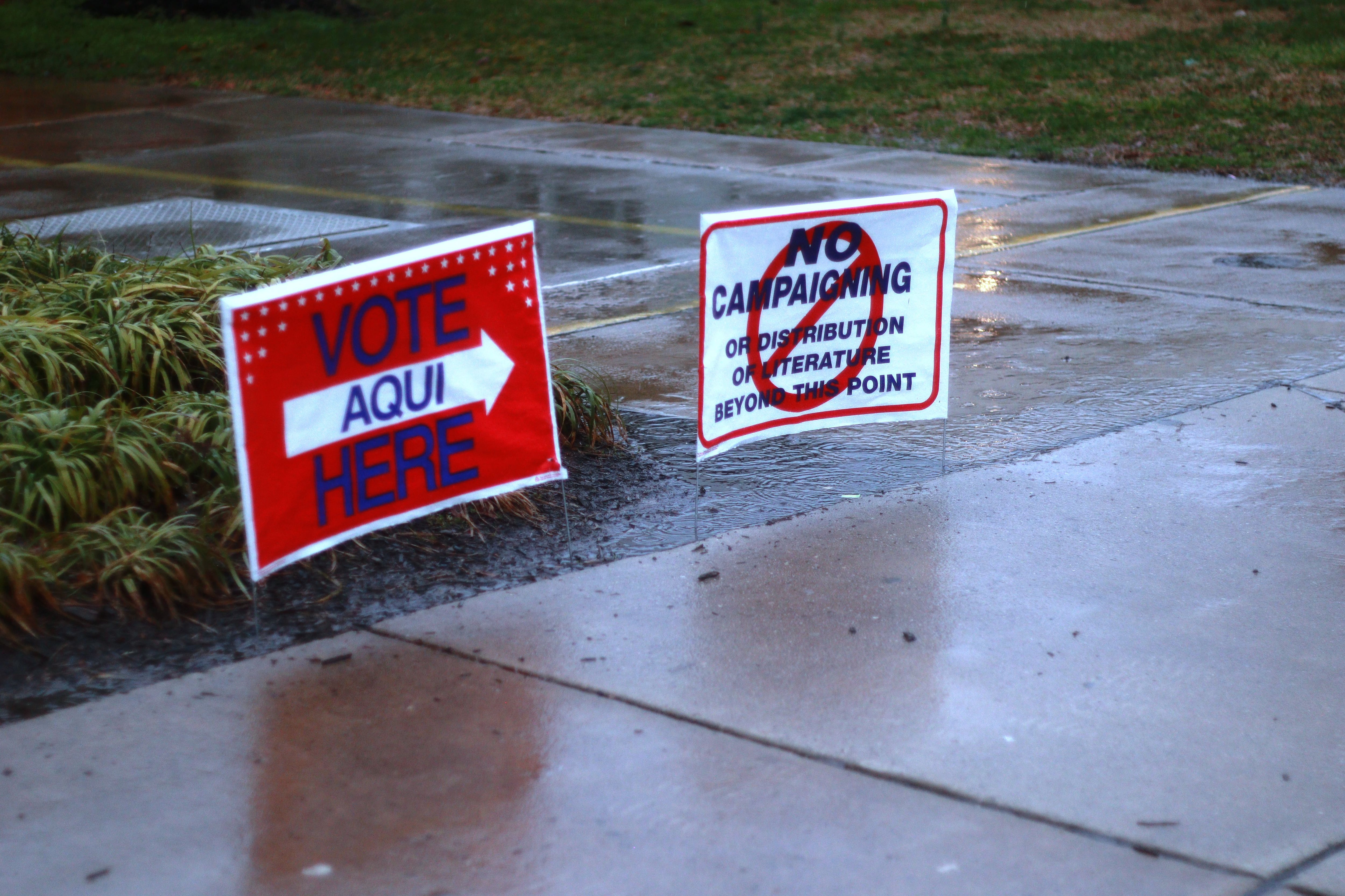Un cartel en inglés y español cerca de un centro de votación en Woodbridge, Virginia.
