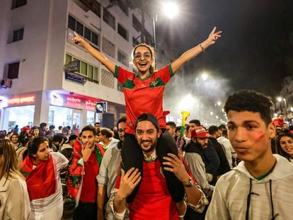 Aficionados de Marruecos salen a la calle para celebrar una victoria de su selección.