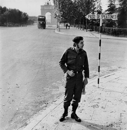 Ché Guevara fotografiado en Ciudad Universitaria durante su visita a Madrid en 1959.
