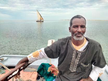 El capitán El Bar Rekon maneja el timón de su barca en la Banc d'Arguin (Mauritania).