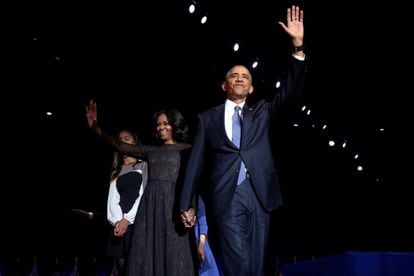 Obama se despide del público junto a su mujer y su hija.