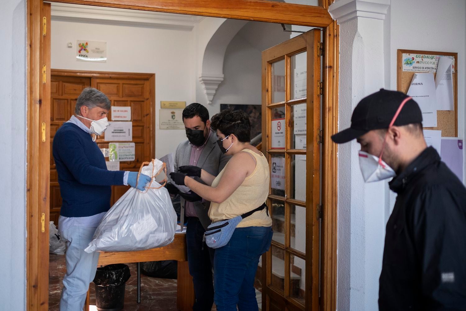El alcalde de la localidad sevillana de Gines, Romualdo Garrido, da indicaciones a unos voluntarios para el reparto de mascarillas