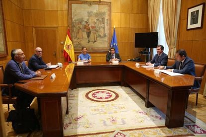 De izquierda a derecha, los responsables de UGT, Pepe Álvarez; CC OO, Unai Sordo; la ministra de Trabajo, Yolanda Díaz; el de Seguridad Social, José Luis Escrivá; el presidente de la CEOE, Antonio Garamendi; y el de Cepyme, Gerardo Cuerva.