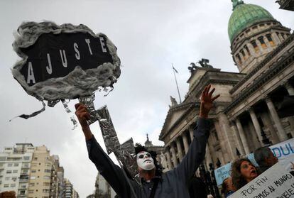 Un enmascarado protesta frente al Congreso argentino contra la intervención del FMI.