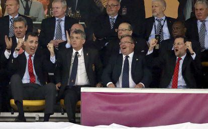 El príncipe de Asturias, acompañado por el presidente de la Federación Española de Fútbol, Angel María Villar por el presidente polaco, Bronislaw Komorowski y por el presidente del Gobierno, Mariano Rajoy, entre otros, celebran el gol en el palco