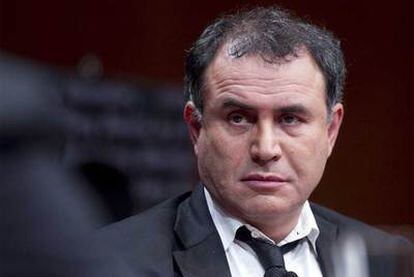 Roubini (segundo por la derecha) y otros expertos, durante un reciente debate en Nueva York.
