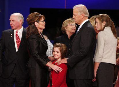 Howard Dean, presidente del partido, le entrega el mazo a Nancy Pelosi, presidenta de la Cámara de Representantes, para dar por inaugurada la Convención