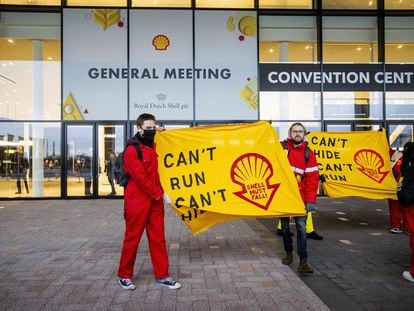 Protesta de activistas ambientales, este viernes, frente a la sede de Shell en Róterdam.